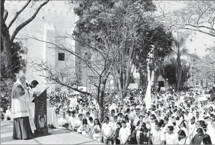  ??  ?? El obispo Ramón Castro Castro deploró ayer que campesinos y ganaderos se vean obligados a pagar al crimen organizado “por cada vaca que tienen o por cada cosecha que logran”. En un mitin que se llevó a cabo en el atrio de la catedral de Cuernavaca,...