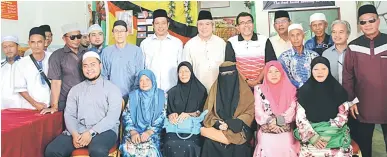  ??  ?? TUNAI IBADAH: Awang Tengah (depan tujuh kiri) bersama Dr Abdul Rahman (enam kiri), Hasbi bergambar bersama jemaah haji dari Limbang.