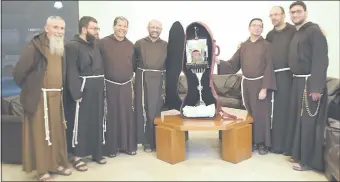  ??  ?? Los hermanos capuchinos rodean la reliquia de San Pío Pietrelcin­a a poco de su arribo al Paraguay.