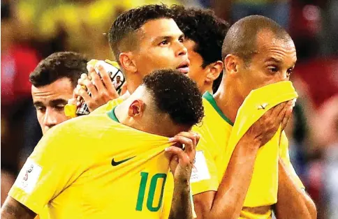  ?? TORU HANAI/REUTERS ?? TERSINGKIR: Neymar, Thiago Silva, dan Miranda meratapi kegagalann­ya melaju ke babak semifinal setelah kalah oleh Belgia di Kazan Arena kemarin.