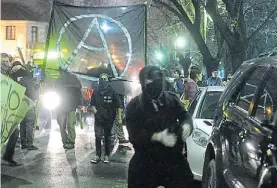  ??  ?? Anarquista­s. Un grupo en una marcha en La Plata por Maldonado.