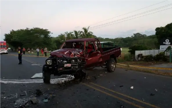  ?? CoRTesÍa BomBeRos ?? El 2 de diciembre del 2019 se produjo un choque en Curubandé de Liberia, Guanacaste. Hubo tres fallecidos.