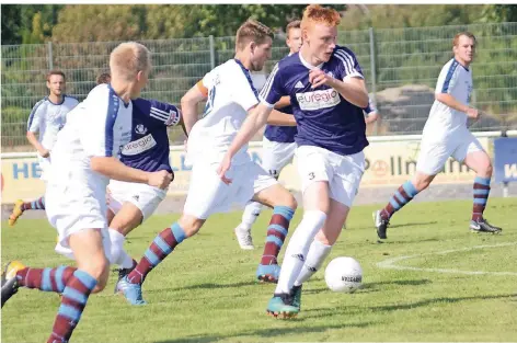  ?? FOTO: KONRAD FLINTROP ?? Marco Buscher (Mi.) erzielte für den SVV zwar einen Treffer, doch es reichte nicht. Die Elf verlor gegen TuB Bocholt mit 1:3.