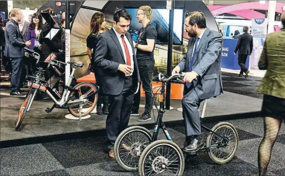  ?? ÀLEX GARCIA ?? Un visitante prueba un modelo especial de bicicleta de un expositor en el salón Smart City Expo