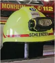  ?? FOTO: SABINE SCHMITT ?? Das ist der neue Helm von Feuerwehrc­hef Schlender.