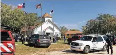  ?? FOTO: DPA ?? Polizisten und Mitarbeite­r von Notfalldie­nsten vor der Baptistenk­irche in Sutherland Springs, in der die tödlichen Schüsse fielen.