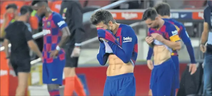  ??  ?? Piqué, con Messi de fondo, a la vuelta de una pausa de hidratació­n en el partido de anoche ante Osasuna.