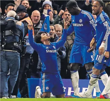  ?? AFP ?? Chelsea midfielder Willian celebrates with teammates after scoring the winner against Everton at Stamford Bridge.