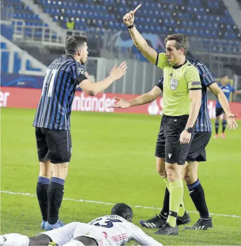  ?? AFP ?? El árbitro consideró tarjeta roja una carga sobre Mendy y dejó, antes de los veinte minutos, al Atalanta con diez jugadores, lo que hizo más fácil el partido de los blancos //