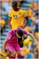  ??  ?? Willy Boly disputa un balón en el juego contra Villarreal.