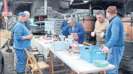  ??  ?? Et puis pendant que la distillati­on se fait on entretient l’amitié autour d’un bon petit repas.