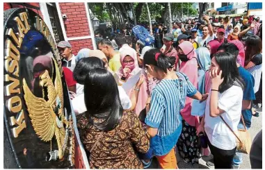  ?? — Bernama ?? Strong showing: Indonesia voters lining up to cast their votes at the ConsulateG­eneral in Jalan Burma in Penang.