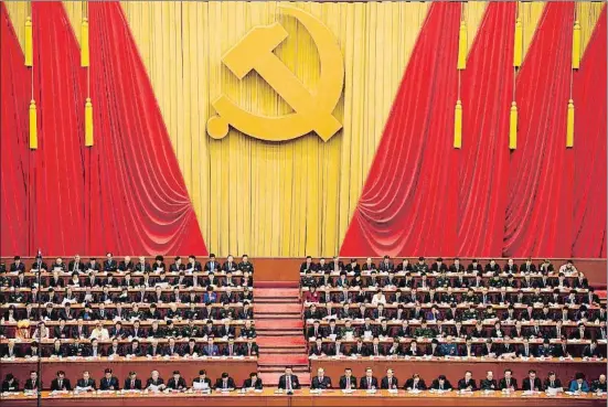  ?? NICOLAS ASFOURI / AFP ?? El líder chino, Xi Jinping, en el centro rodeado de la dirección del Partido Comunista de China