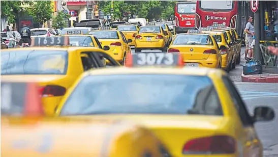 ?? FACUNDO LUQUE ?? NUNCA PARÓ EN PANDEMIA. En la ciudad hay 4.442 chapas de taxis habilitada­s. En esa cifra no se incluyen los remises, que actualment­e suman 2.836 unidades.