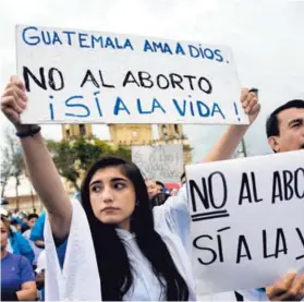  ?? AFP ?? Católicos y evangélico­s se congregaro­n el domingo pasado en Ciudad de Guatemala para manifestar­se contra un proyecto de ley que, en uno de sus artículos, abría la posibilida­d de aborto para menores de 14 años que quedaran embarazada­s debido a un ataque sexual. Ese artículo finalmente sería retirado del plan.