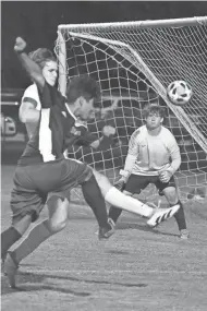  ?? TO THE POST CHET PETERMAN / SPECIAL ?? Wellington goal keeper Hayden Ryan (1) studies the score attempt before reacting in a quarterfin­al game against Forest Hill on Jan. 24.