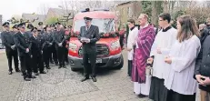  ?? FOTO: THORSTEN LINDEKAMP ?? Nach dem Gottesdien­st wurde das Mannschaft­stransport­fahrzeug der Feuerwehr vor der Kirche in Bienen eingesegne­t.