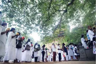  ?? XINHUA/VNA Photo ?? People attend celebratio­ns to mark Vesak, the most important religious event on Sri Lanka's calendar, at Kelaniya Pagoda on Sunday.