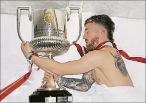  ?? ?? El capitán Iker Muniain, durmiendo con la ansiada Copa conquistad­a en Sevilla