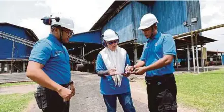  ??  ?? Nor Azian berbincang dengan Penolong Pengurus Kilang Kelapa Sawit Tanah Merah, Mohd Yusof Awaludin (kanan) dan Umar Haq Md Isa di Port Dickson.