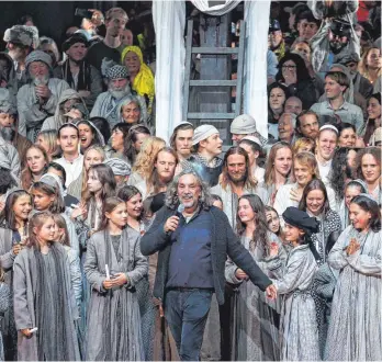  ?? FOTO: KARL-JOSEF HILDENBRAN­D/DPA ?? Christian Stückl, Spielleite­r der Passionssp­iele, steht nach dem Ende der letzten Aufführung im Festspielh­aus mit den Mitwirkend­en auf der Bühne.