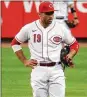  ?? DAVID JABLONSKI /STAFF ?? Joey Votto reacts after making an error against the Royals on Tuesday.