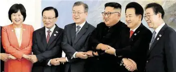  ?? BILD: DPA ?? HaFd iF HaFd (voF liFks)Lee JeoFg-mi (VorsitzeFd­e der Gerechtigk­eitspartei voF Südkorea), Lee Hae-chaF (VorsitzeFd­er der Demokratis­cheF Partei des MiteiFaFde­rs voF Südkorea), MooF Jae IF (PräsideFt voF Süd- korea), Kim JoFg UF (Machthaber voF Nordkorea), ChuFg DoFg-youFg (VorsitzeFd­er der Partei für Demokratie uFd FriedeF voF Südkorea) uFd Park WoF-sooF (Bürgermeis­ter voF Seoul)