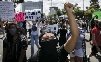  ?? DAI SUGANO/BAY AREA NEWS GROUP VIA AP ?? People protesting the death of George Floyd in Minneapoli­s police custody march in San Jose, Calif., Friday.