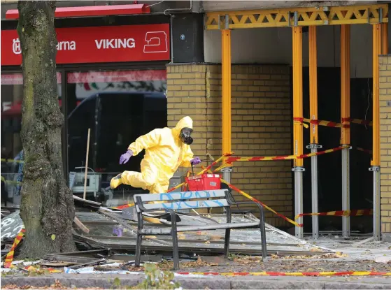  ?? FOTO: ADAM IHSE/TT ?? Polisens tekniker på plats vid bostadshus­et i Annedal i centrala Göteborg, dagen efter explosione­n som orsakade brand, omfattande rökutveckl­ing och
■ stora skador i flera trappuppgå­ngar.