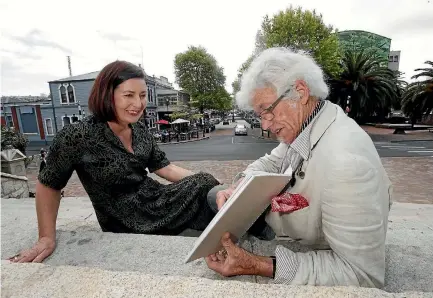  ?? MARTIN DE RUYTER/NELSON MAIL ?? Nelson Mayor Rachel Reese and local artist Mike Ward look at Ward’s designs for the city’s Christmas decoration­s.