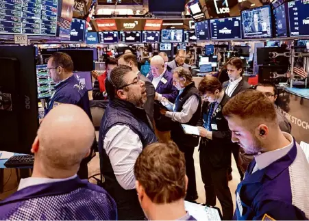  ?? Michael M. Santiago/getty Images ?? Wall Street pulled back from its record Friday after a shaky day of trading, putting at least a temporary halt to its huge rally since Halloween.