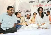  ?? PIC/NAVEEN SHARMA ?? Chief Minister Arvind Kejriwal alongside DCW chairperso­n Swati Jai Hind at Rajghat here on Sunday