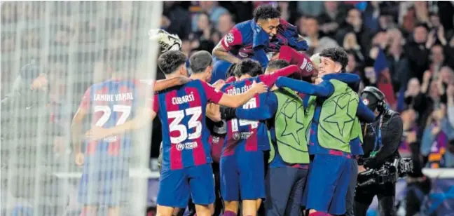  ?? // EFE ?? El Barça celebra su tercer gol de la noche, obra de Lewandowsk­i en el minuto 83