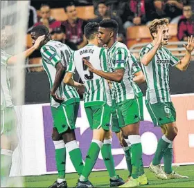  ?? FOTO: EFE ?? Los jugadores del Betis celebran el gol de Sanabria que abría el marcador en San Siro