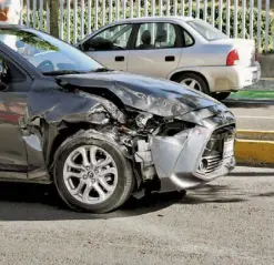  ??  ?? DIVERSOS daños presentó el vehículo tipo sedan que era conducido por una dama.