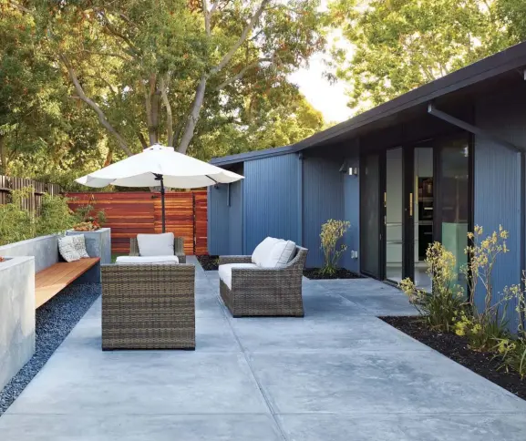  ??  ?? (TOP) SOME EICHLER HOMES HAVE BOUNTIFUL SIDE YARDS, SUCH AS THIS ONE. “HAVING THE KITCHEN AREA OPEN UP TO THIS LARGE SIDE YARD CREATES THAT INDOOR/OUTDOOR LIVING SPACE,” NOTES JOHN KLOPF.