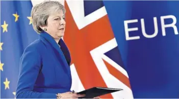  ??  ?? ► La premier británica, Theresa May, llega a la conferenci­a de prensa después de la extraordin­aria cumbre de líderes de la UE, ayer en Bruselas.