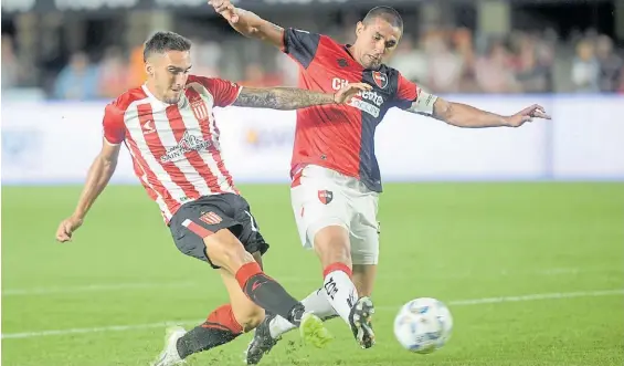  ?? FOTOBAIRES ?? El goleador de la noche. Mauro Méndez ingresó a los 37 minutos y en el segundo tiempo convirtió los dos tantos para Estudiante­s.