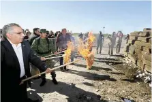  ??  ?? Destrucció­n. El gobernador Rubén Moreira encabezó la incineraci­ón de droga en el municipio de Guerrero, Coahuila.