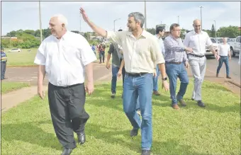  ??  ?? El viernes, el gobernador de Itapúa Juan Schmalko estuvo todo el tiempo al lado del presidente Mario Abdo Benítez, quien realizó una gira por el departamen­to.