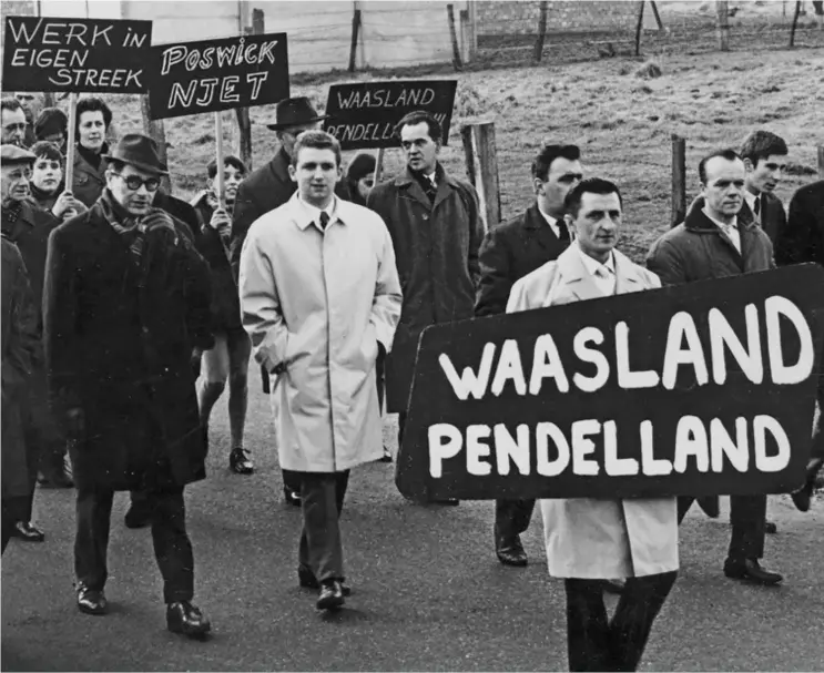  ??  ?? Bewoners van Zwijndrech­t betogen in de jaren vijftig van de vorige eeuw voor meer werkgelege­nheid in eigen streek. Die kwam er ook, onder meer dankzij de komst van 3M.