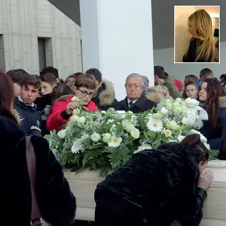  ?? (Errebi) ?? L’addio Centinaia di ragazzi ai funerali di Chiara Pavanello ieri a Chioggia