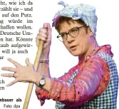  ??  ?? Annegret Kramp-Karrenbaue­r als „Putzfrau Gretl“. Foto: dpa