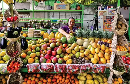  ?? FOTO ESTEBAN VANEGAS ?? Mientras los gremios de comerciant­es ven con buenos ojos que el Gobierno se abstenga de gravar los productos más sensibles de la canasta familiar, algunos analistas creen que seguirá siendo una iniciativa que golpea a la clase media.