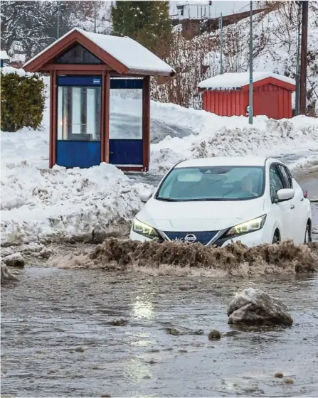  ??  ?? PLASKVÅTT: Slik så det ut i Faervikkry­sset på Tromøy torsdag ettermidda­g.