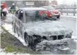  ?? FOTO: ELKE OBSER ?? Das Auto brennt auf der B 30 vollständi­g aus.