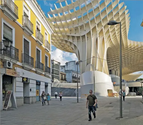  ??  ?? Abengoa es una pieza clave en la economía de la ciudad de Sevilla, que se moderniza con plazas como la de la Encarnació­n