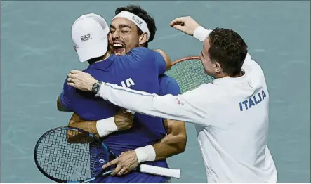  ?? FOTO: EFE ?? Los italianos Fabio Fognini y Simone Bolelli se abrazan tras sellar la victoria en el doble contra Estados Unidos y pasar a semifinale­s