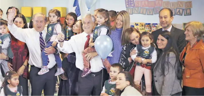  ??  ?? ► El Presidente Sebastián Piñera durante la ceremonia de firma del proyecto de ley de sala cuna universal, en un establecim­iento de la ACHS.