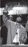  ?? ASSOCIATED PRESS FILE PHOTO ?? R. Kelly accepts the Sammy Davis Jr. Award for Male “Entertaine­r of the Year” in March 1999 at the 13th annual Soul Train Music Awards.